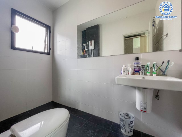 *****บ้านแฝดมือสองย่านปทุมธานี ม.เวนิว ติวานนท์-รังสิต เนื้อที่มากถึงเกือบ 39 ตร.ว. ฟังก์ชัน 3 ห้องนอน 3 ห้องน้ำ 2 ที่จอดรถ บ้านราคาดีสุดในโครงการ สภาพใหม่แทบไม่เคยอยู่ มาพร้อมของแถมเพียบ!! บนทำเลดี ใกล้รถไฟฟ้าสายสีแดง "สถานีรังสิต", ทางด่วน "ศรีสมาน" และ "ศรีรัช"